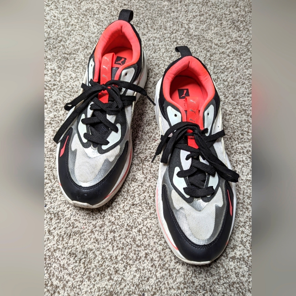 Beautiful women's 9.5 Pumas RS Curve Metallic Athletic shoes. Platform. In great